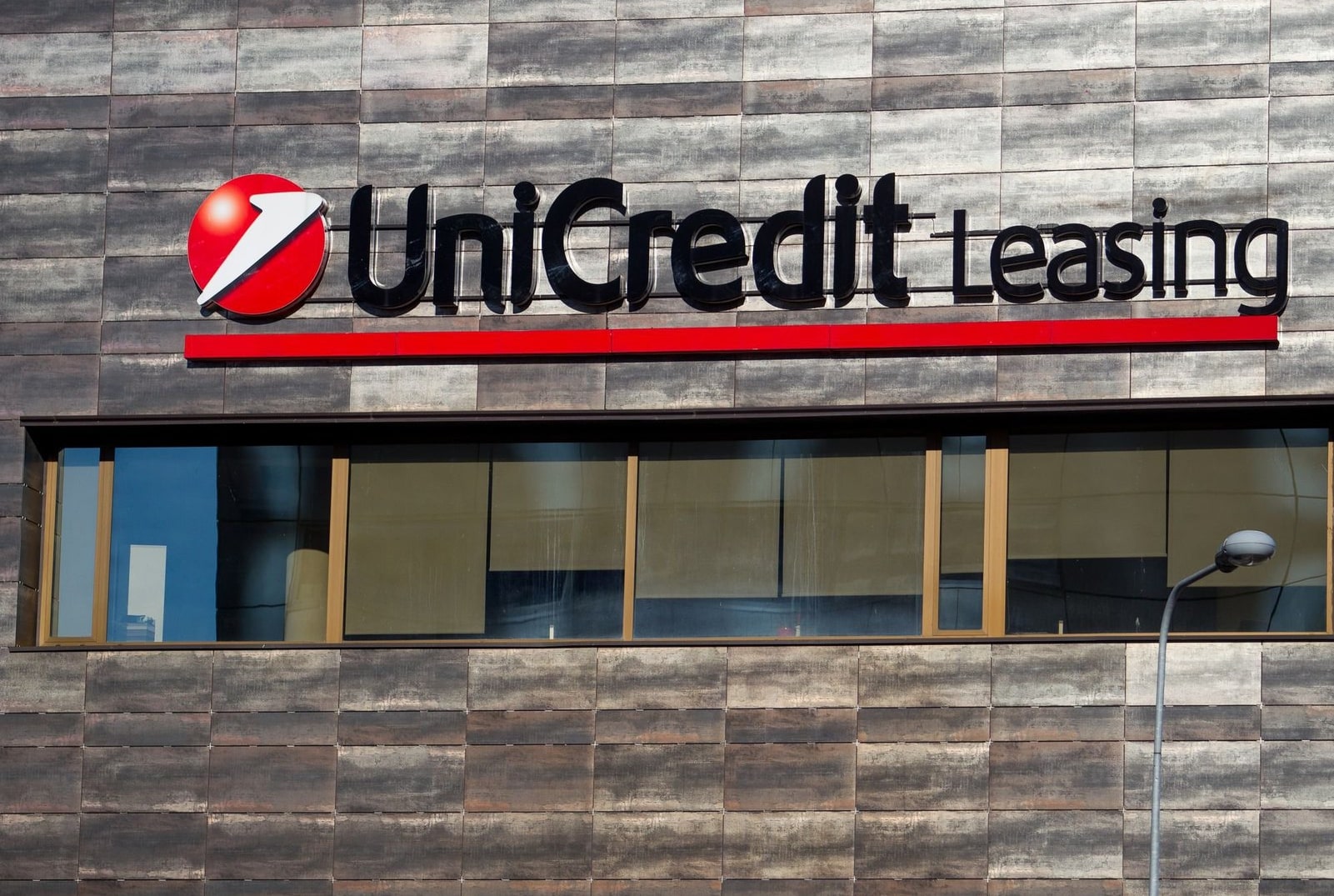 Din ce motive, germanii de la Commerzbank, încearcă să blocheze oferta de preluare, venită de la italienii de la UniCredit?