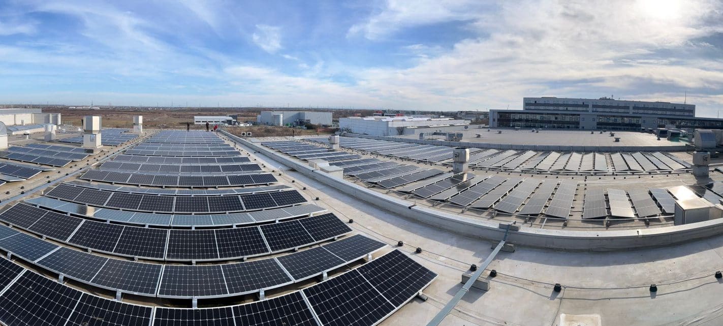 Unde a montat E.On o centrală fotovoltaică şi care este puterea nominală instalată a acesteia?