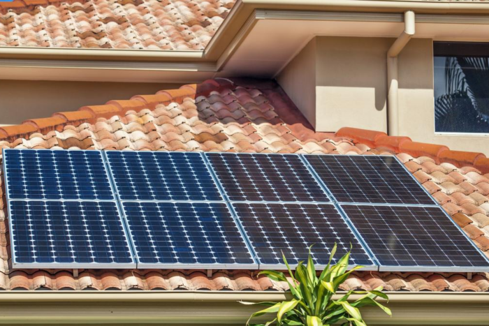 cum iti transformi acoperisul intr o sursa de energie cu panourile fotovoltaice 952111