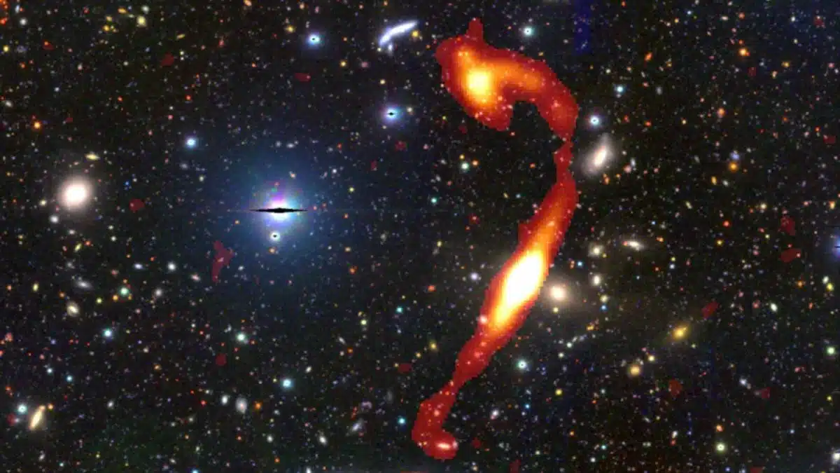 S-a descoperit o nouă galaxie gigantică pe care oamenii de știință au poreclit-o „Necaz”