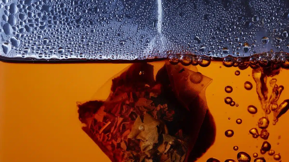 În prepararea ceaiului pentru a elimina plumbul și alte metale grele din apă, este fierberea apei dar timpul de infuzare face diferența