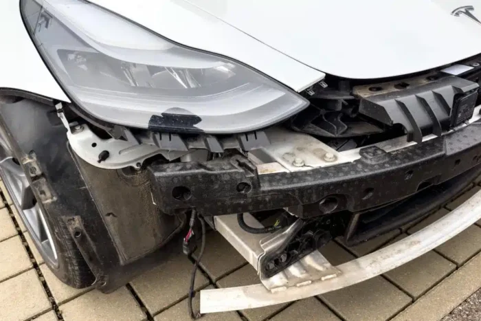 tesla ii da in judecata pe soferii care se plang de defectiuni ale masinilor produse de compania lui