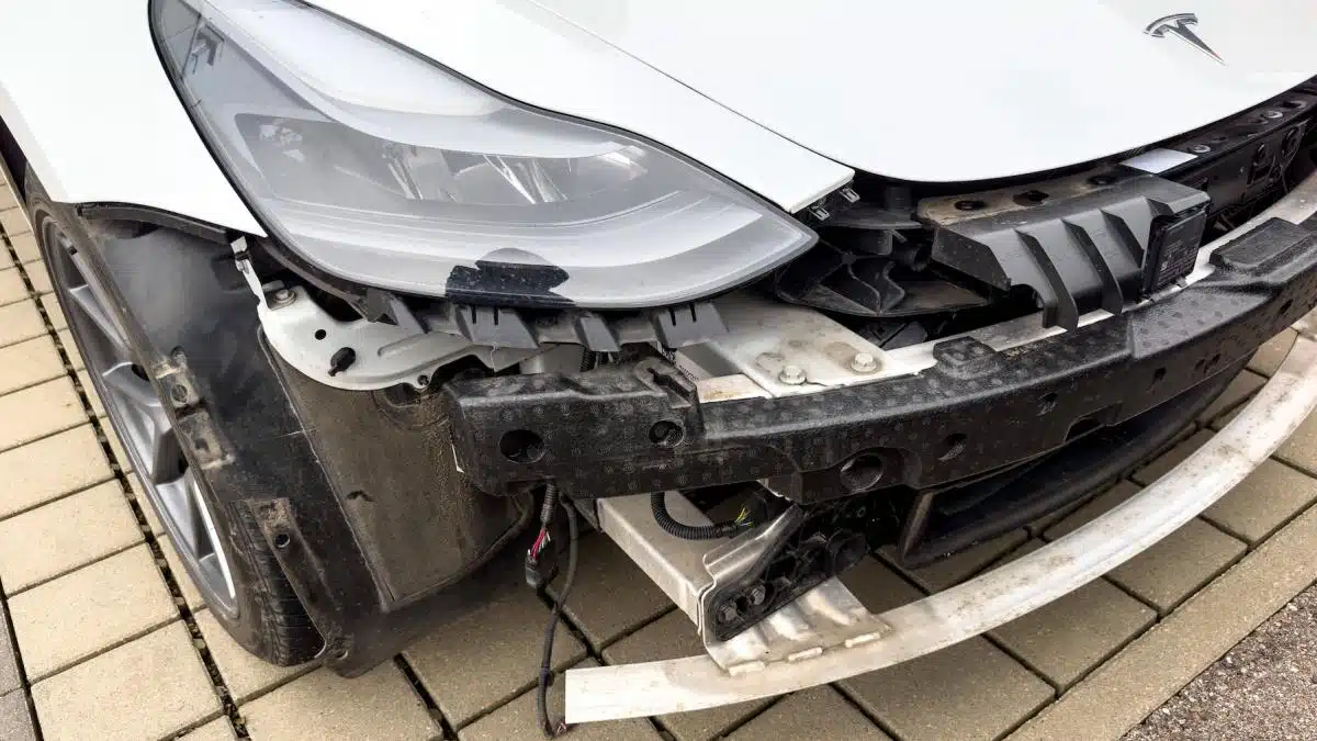 Cum ar putea compania Tesla să dea în judecată, șoferii care se plâng de defecțiunile mașinilor produse de compania lui Elon Musk?