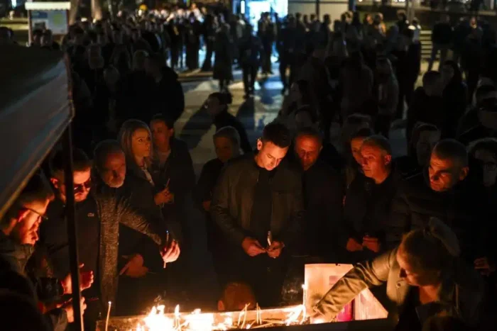 În Macedonia, 7 zile de doliu național după incendiul din club, unde au fost 59 de morți, unii nu aveau actele la ei și nu pot fi identificați 7 zile de doliu national dupa incendiul din clubul din macedonia 59 de morti unii nu aveau actele la