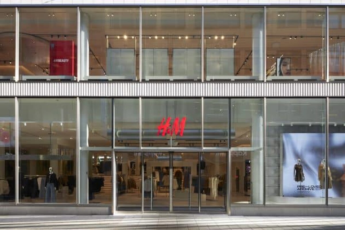 La câţi angajaţi a renunţat H&M anul trecut, în România?