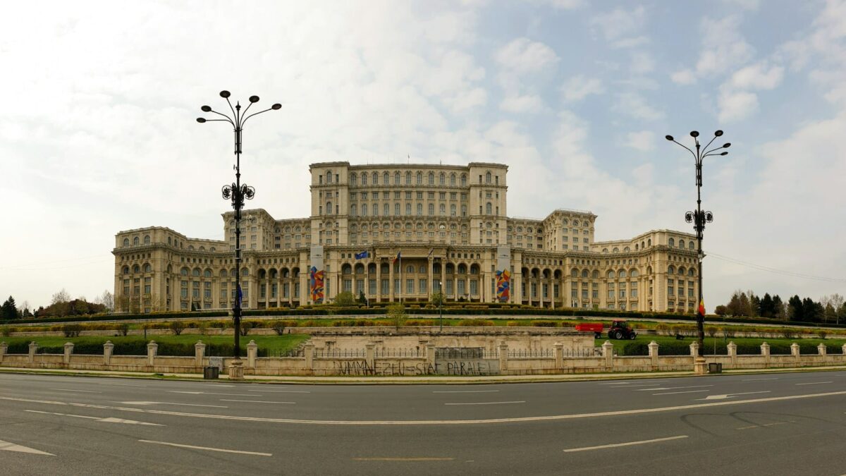casa-poporului-bucuresti-9fsuPfQvhX4