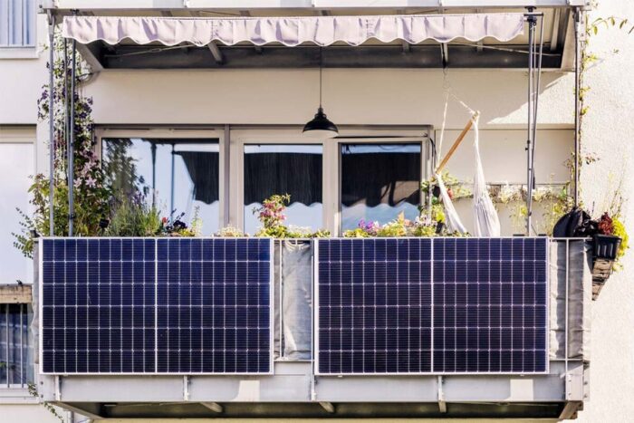 Noul trend, în Europa este centrala electrică de balcon, sistem solar “plug-in”, conectată direct la priză foto balcon