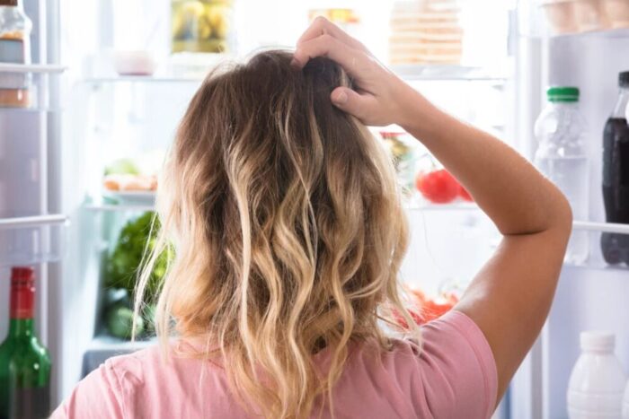 Care sunt alimentele de evitat pentru a avea un somn sănătos? frigider e1693601295908 1024x577