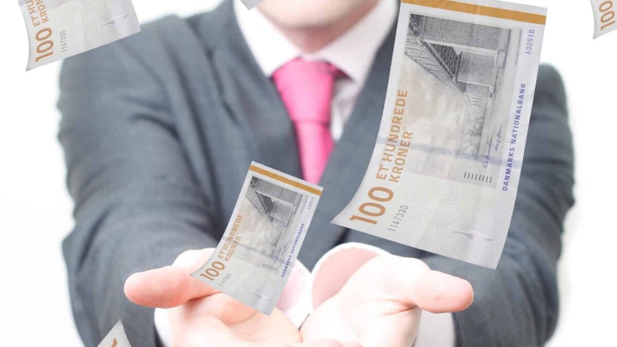 Ideea că, banii nu aduc fericirea, este considerată falsă pentru cei mai mulți oameni imprumut bani milionar bogatie scaled e1721930072875
