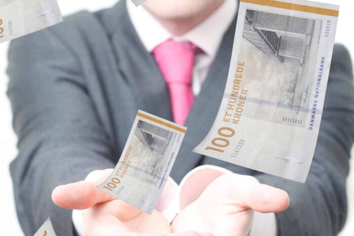 imprumut bani milionar bogatie scaled e1721930072875
