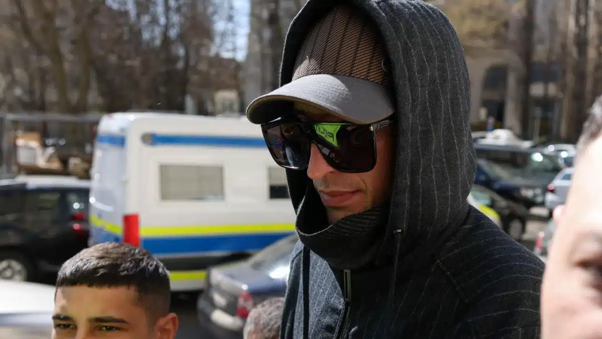 milionarul-bogdan-peschir-a-fost-adus-pentru-audieri-la-parchetul-general-a-venit-camuflat-cu-gluga.webp