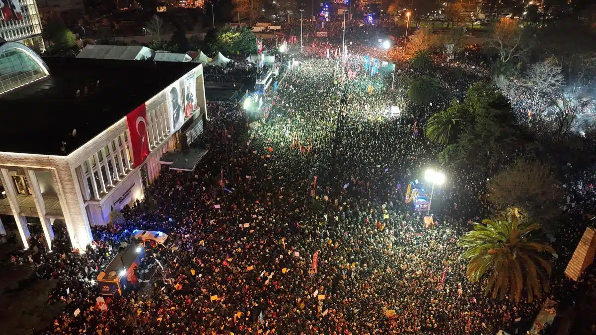 În Turcia, televiziunea nu difuzează știri despre protestele anti-Erdogan, în schimb îl arată pe acesta într-o sală aurită