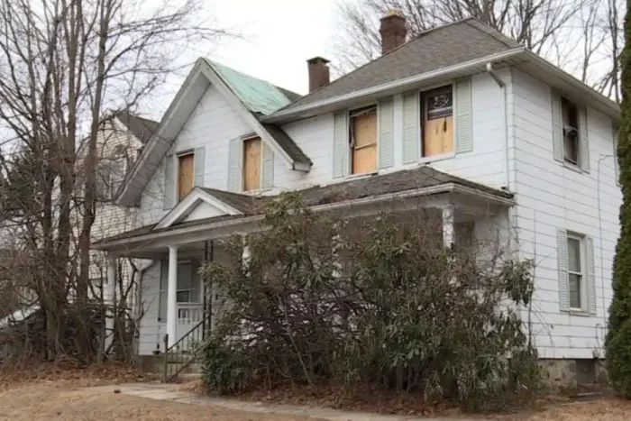 Tânărul care a fost ținut captiv mai bine 20 de ani de mama sa vitregă, a evadat după ce a provocat un incendiu în casă un american care a fost tinut captiv mai bine 20 de ani de mama sa vitrega a evadat dupa ce a provoc