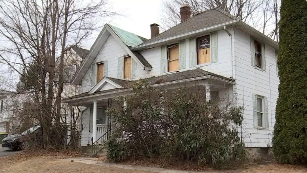 Tânărul care a fost ținut captiv mai bine 20 de ani de mama sa vitregă, a evadat după ce a provocat un incendiu în casă un american care a fost tinut captiv mai bine 20 de ani de mama sa vitrega a evadat dupa ce a provoc