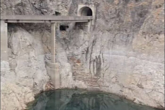 Care este cantitatea de apă a lacul Vidraru? vidraru gol