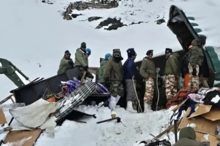 Zeci de oameni au fost găsiți în viață la două zile după ce au fost îngropați în zăpadă de o avalanșă, în Himalaya zeci de oameni au fost gasiti in viata la doua zile dupa ce dupa ce au fost ingropati in zapada de o