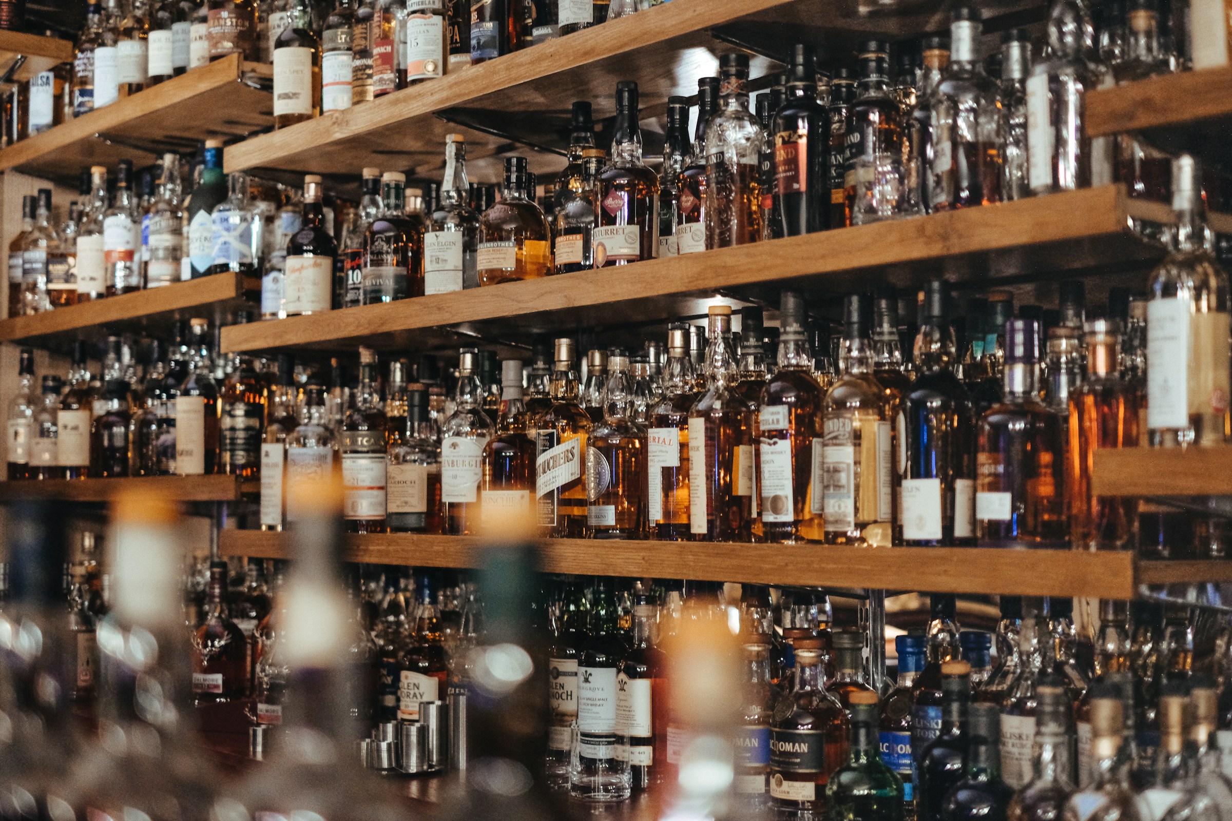 Ce este si cum se raportează acciza pe alcool la achiziția de băuturi?