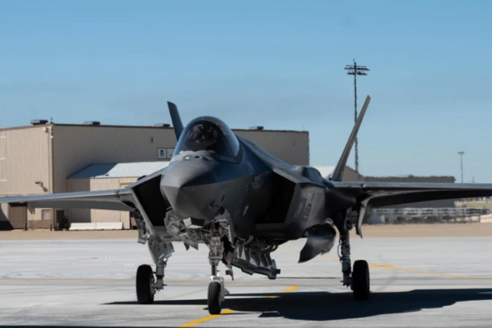 frankenjet e gata de lupta cum arata avionul de vanatoare invizibil pe radar asamblat din doua f 35