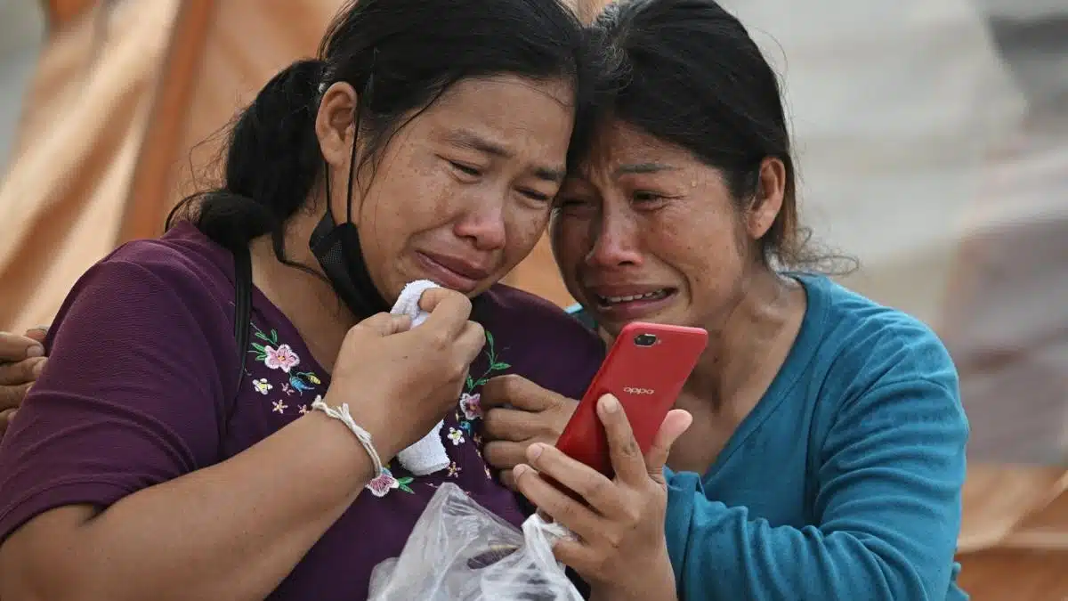 Părinții din Mandalay plâng și își strigă copiii în fața unei grădinițe din care n-a mai rămas nimic