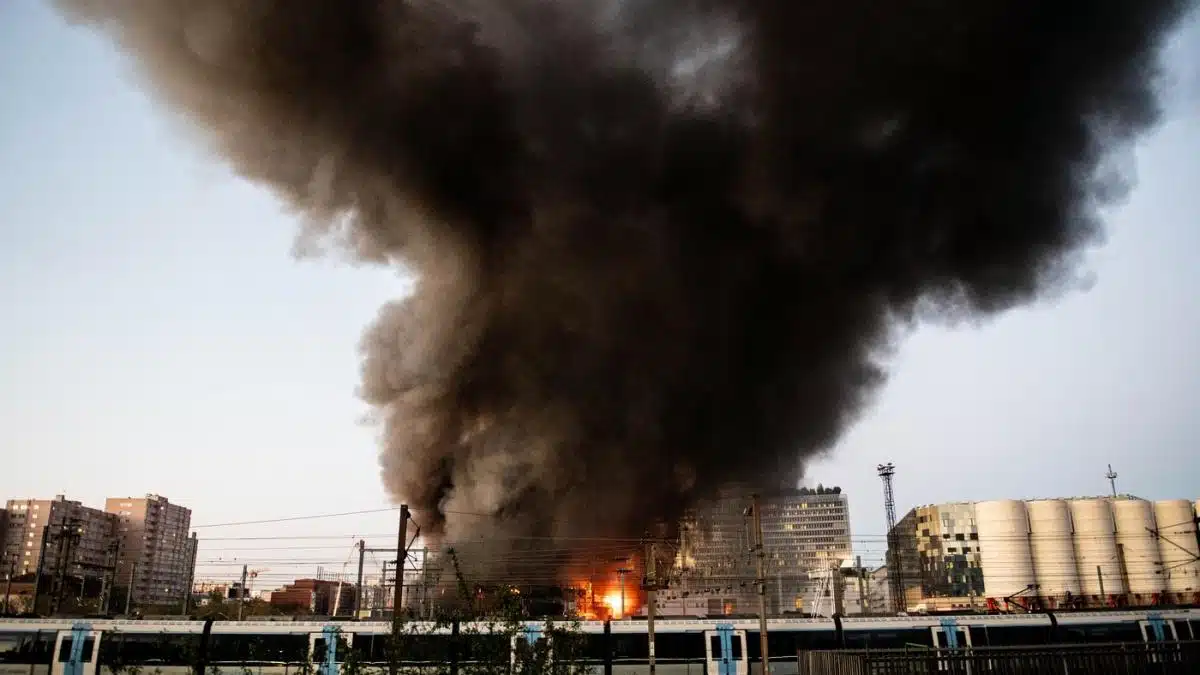 Incendiu puternic în Paris, coloană de fum dens înaltă de 170 de metri