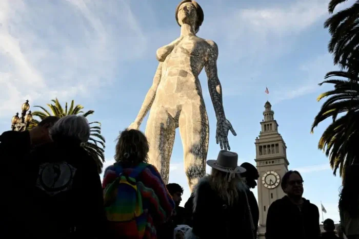 o-femeie-nud-gigantica-a-aparut-intr-o-piata-publica-din-san-francisco-si-a-iscat-un-val-de-revolta.webp