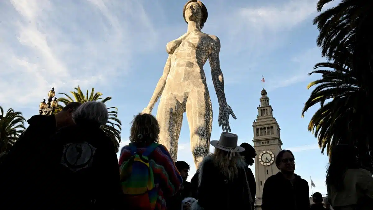 O sculptură nud gigantică a apărut într-o piață publică din San Francisco, iscând un val de revoltă