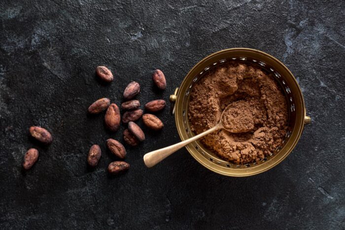 De ce este cacao un ingredient delicios, sănătos și energizant top view bowl with cocoa powder cocoa beans 1 5ad9390819 1