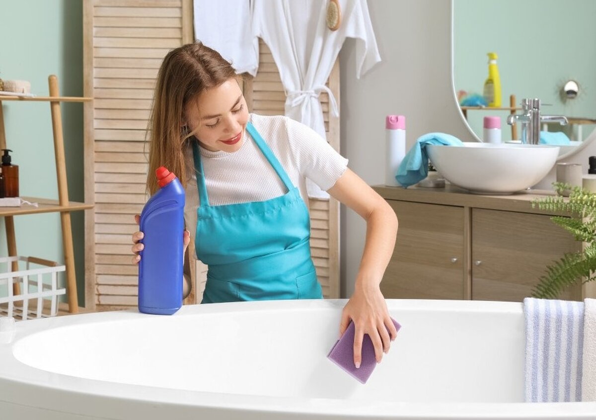 Cum să cureţi cada în 10 minute cu două ingrediente simple?