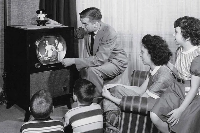 tv-alb-negru.jpg