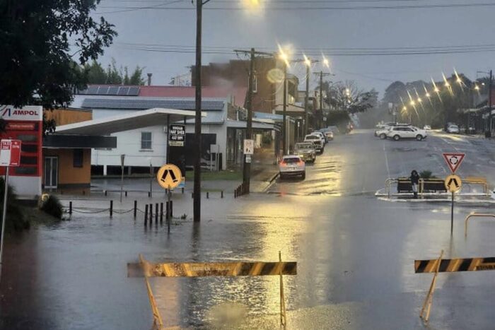 În urma cantităților-record de precipitații în 24 de ore, în Australia, oamenii s-au refugiat pe acoperișurile caselor PTEmaGFzaD0xMDBmOGZkOWIyMjk1ZTFhM2QyYzUxOGJlZjIzNGVkOA.thumb