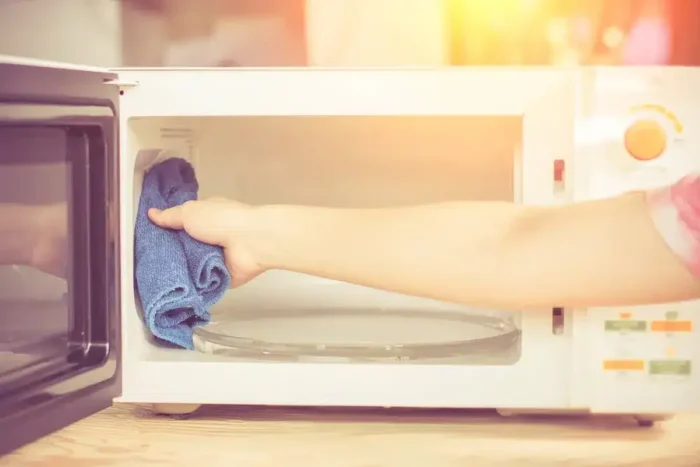 Cele mai bune soluţii naturale pentru a curăţa cuptorul cu microunde, pregătite acasă curatarea cuptorului cu microunde.jpg.webp