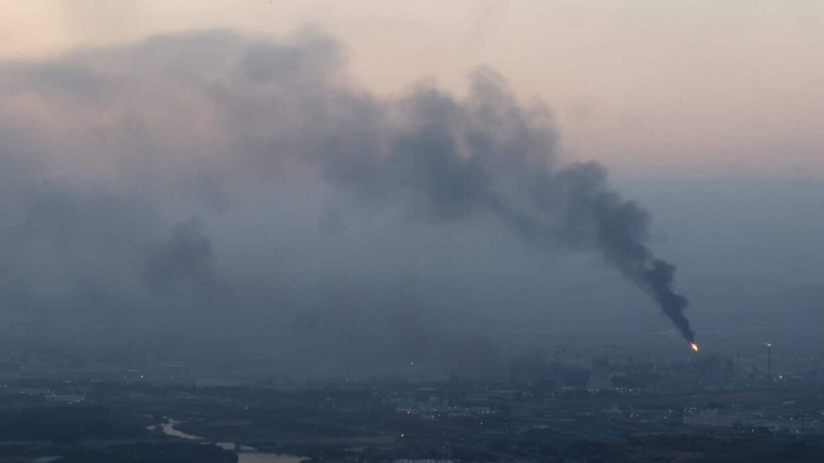 Israelul a folosit pentru prima dată un sistem de apărare antiaeriană de pe mare 1750075058 fum negru se ridica de la locul unui atac aerian efectuat de iranieni la haifa oras situat pe tarmul