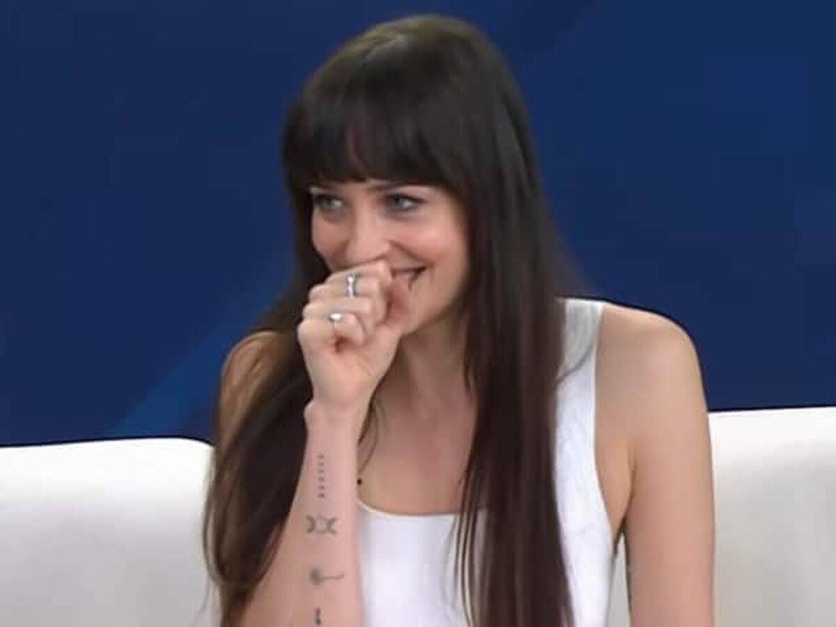 Dakota Johnson, când a fost întrebată ce nu ar accepta niciodată într-o relație, aceasta a spus, „Să nu fie un dobitoc”