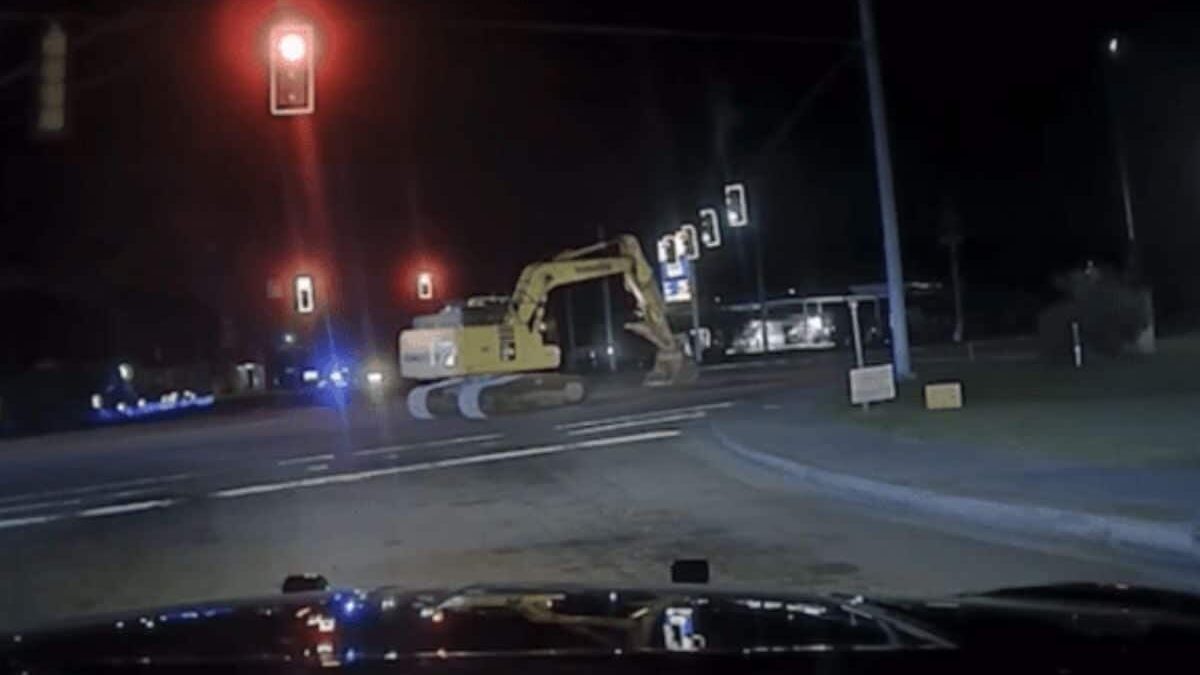 Un american a furat un excavator şi a fost prins în trafic unde circula cu viteza de doar 4.8 km/oră a fugit de la locul jafului cu un excavator