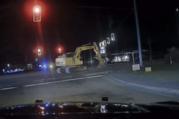 a fugit de la locul jafului cu un excavator