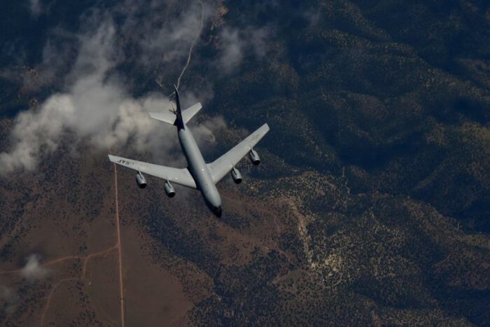 Avioanele KC-135 Stratotanker alimentează, în zbor, flota SUA și a partenerilor din NATO avion kc 135 stratotanker