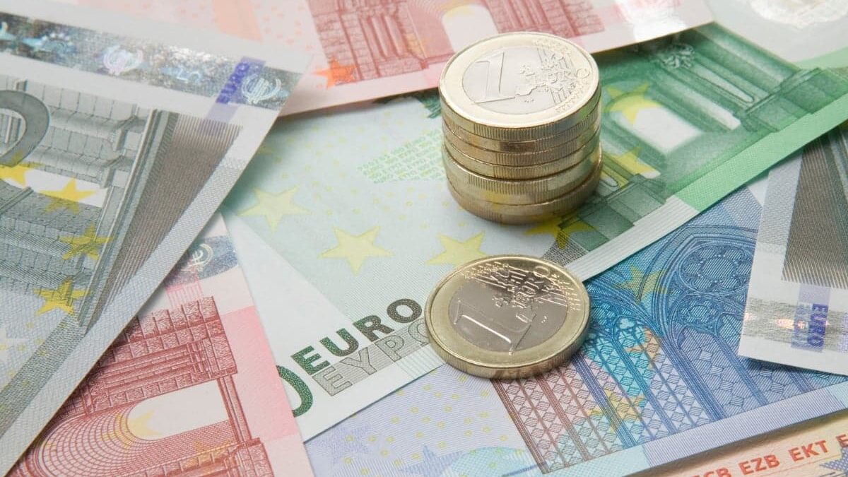 Adoptarea monedei euro, alimentează acţiuni de proteste în Bulgaria bancnote si monede euro