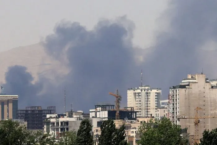 coloane-de-fum-se-ridica-de-la-depozitul-de-petrol-shahran-la-nord-vest-de-teheran-imagine-cu-carac.jpeg