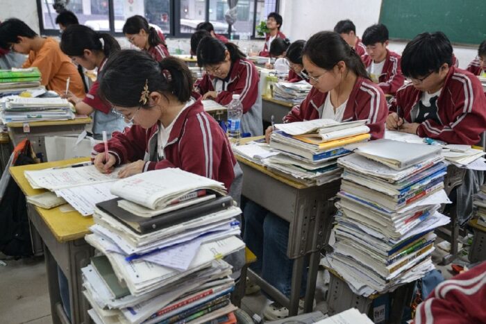 China este ţara în care se dă cel mai greu examen de Bacalaureat elevi chinezi examen gaokao