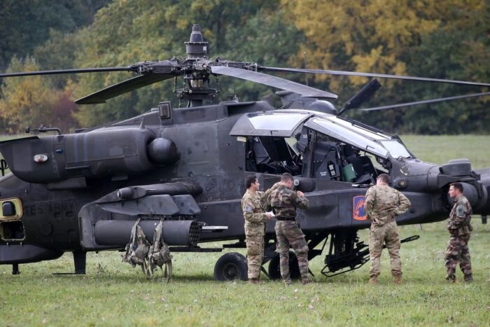 elicopter militar american ah 64 apache si soldati din diferite tari la un antrenament in franta fot