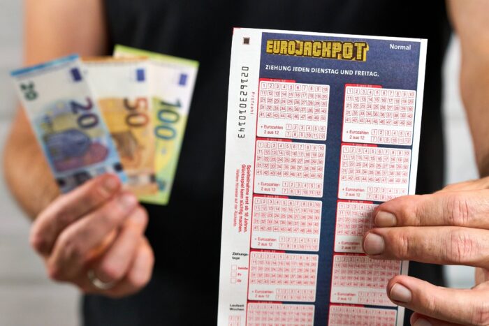 Din cauza unei greşeli, mii de oameni au fost anunţaţi că au câștigat la loterie sume de 100 de ori mai mari decât în realitate eurojacpot scaled