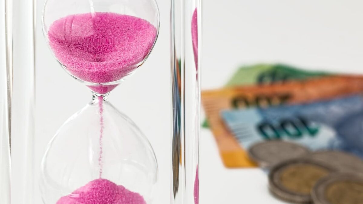 BNR confirmă că România se scufundă în deficit hourglass 1703349 1280