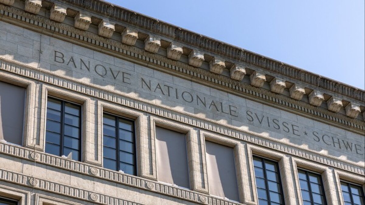 Francul elveţian este moneda-refugiu iar Elveţia este ţara care a redus dobâna la zero