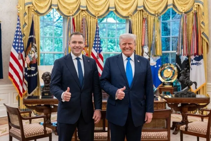 karol-nawrocki-stanga-primit-de-donald-trump-la-casa-alba-pe-1-mai-inainte-de-primul-tur-al-alegeril.jpeg