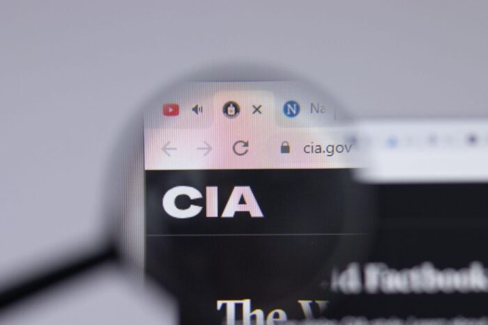 logo cia pagina web prin lupa
