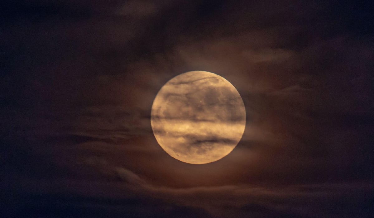 Un fenomen cosmic a transformat solul lunar într-un câmp presărat cu mărgele de sticlă