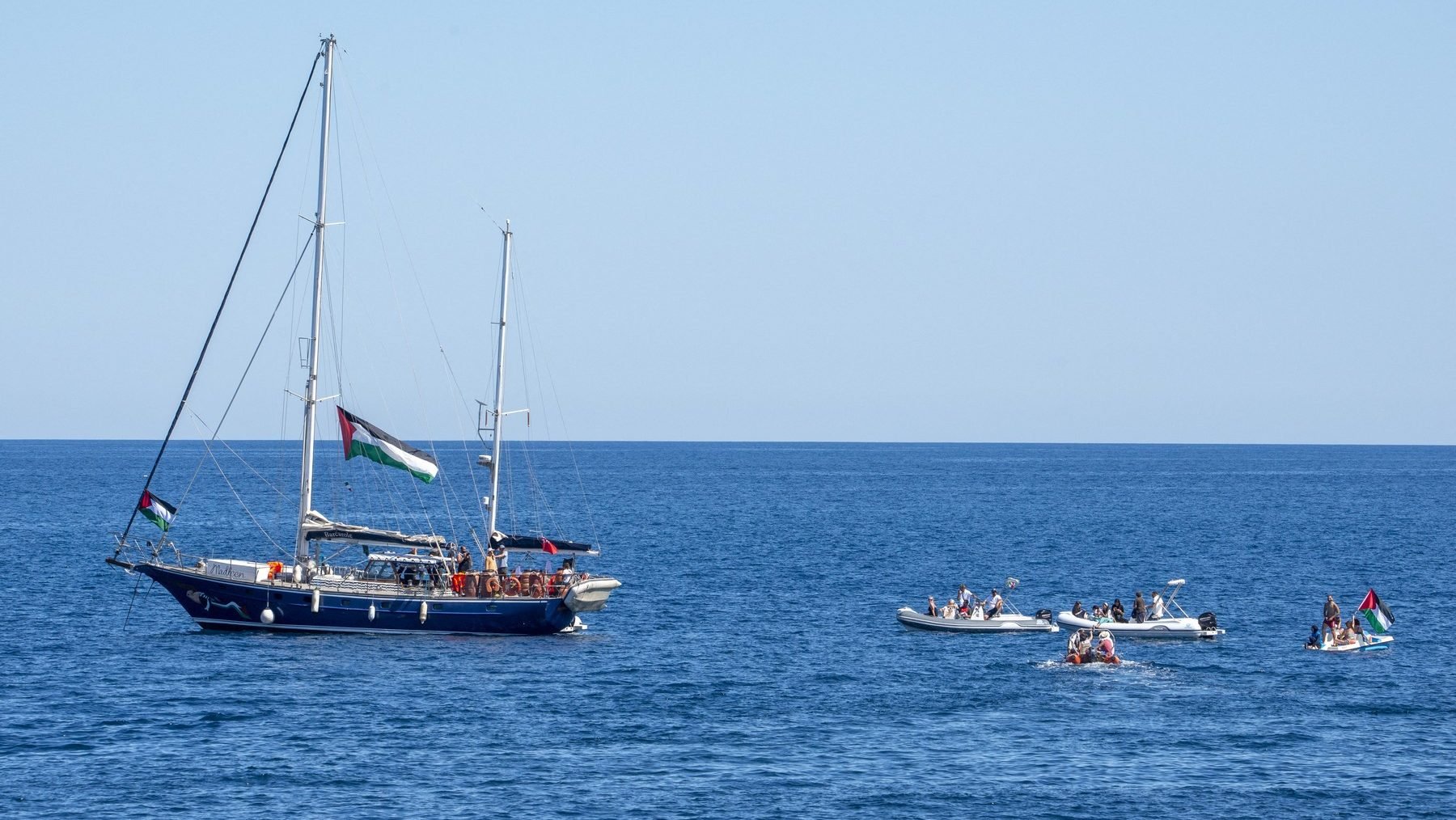 Ce au puşi să facă, Greta Thunberg și cei aflați la bordul navei Madleen, după ce velierul a acostat în Israel