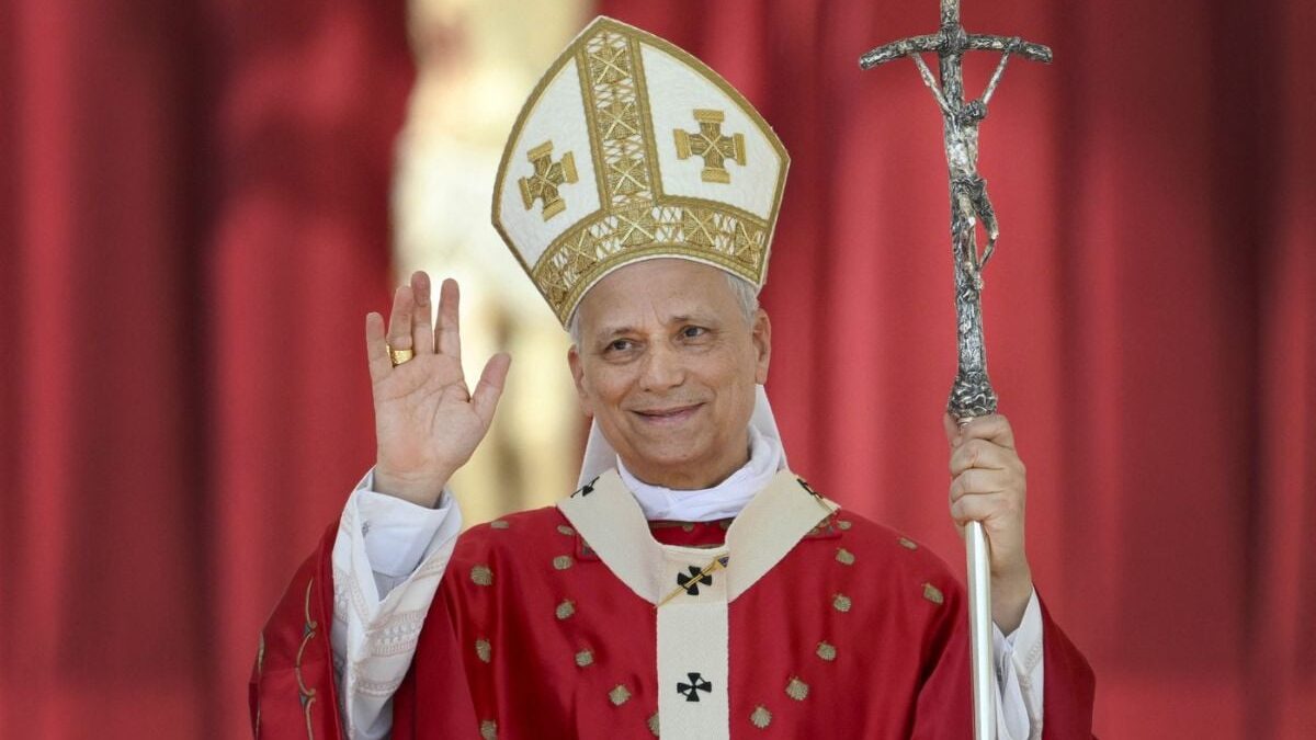Papa Leon al XIV-lea, îl rog pe Dumnezeu „să deschidă granițele, să dărâme zidurile și să risipească ura” papa leon al xiv lea in timpul slujbei de rusalii in piata sfantului petru 8 iunie 2025
