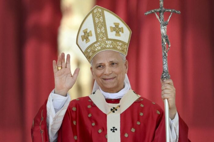 Papa Leon al XIV-lea, îl rog pe Dumnezeu „să deschidă granițele, să dărâme zidurile și să risipească ura” papa leon al xiv lea in timpul slujbei de rusalii in piata sfantului petru 8 iunie 2025