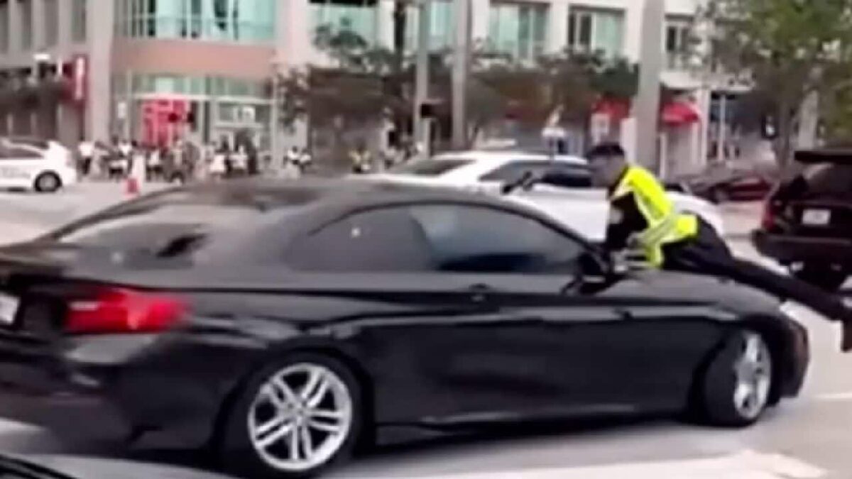 Într-o intersecţie din Miami, un polițist deschide focul asupra unui șofer politistul trage prin parbirzi miami
